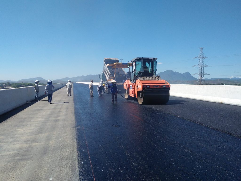Thi công đại trà lớp BTN tạo nhám Cầu Kỳ Lam - Gói 3A (24/7/2016)