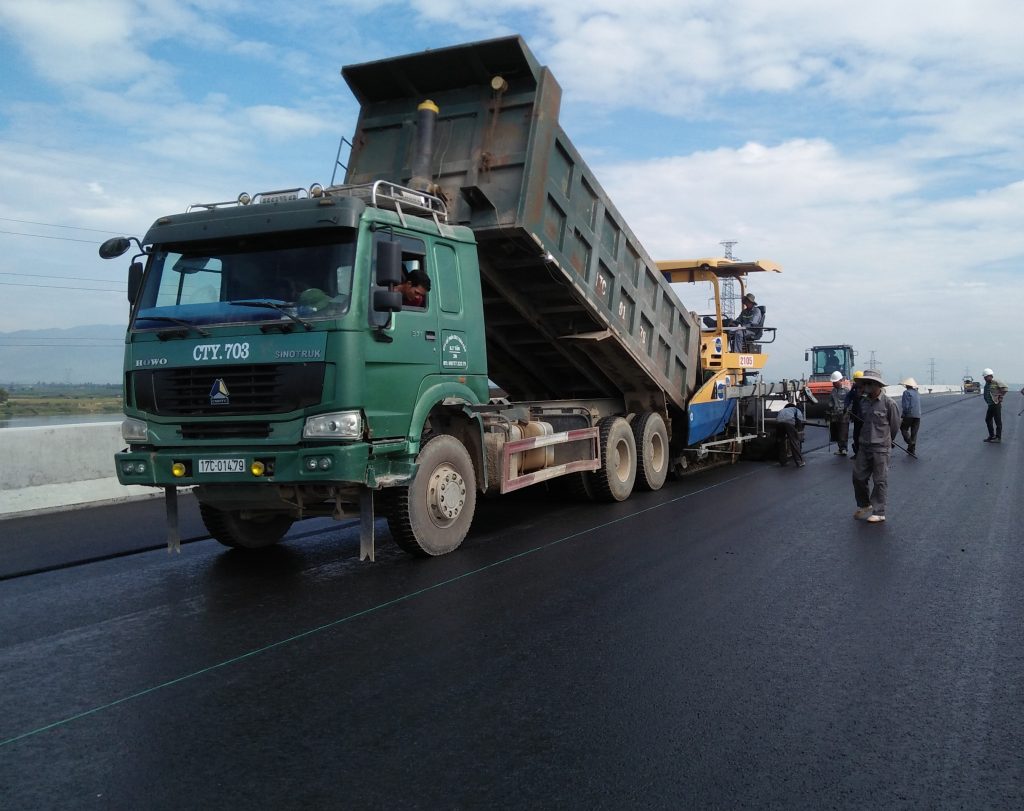 Thi công đại trà lớp BTN tạo nhám Cầu Kỳ Lam - Gói 3A (23/7/2016)