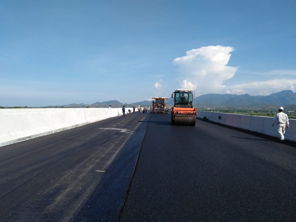 Lu lèn hoàn thiện lớp BTN tạo nhám Cầu Kỳ Lam - Gói 3A (22/7/2016)