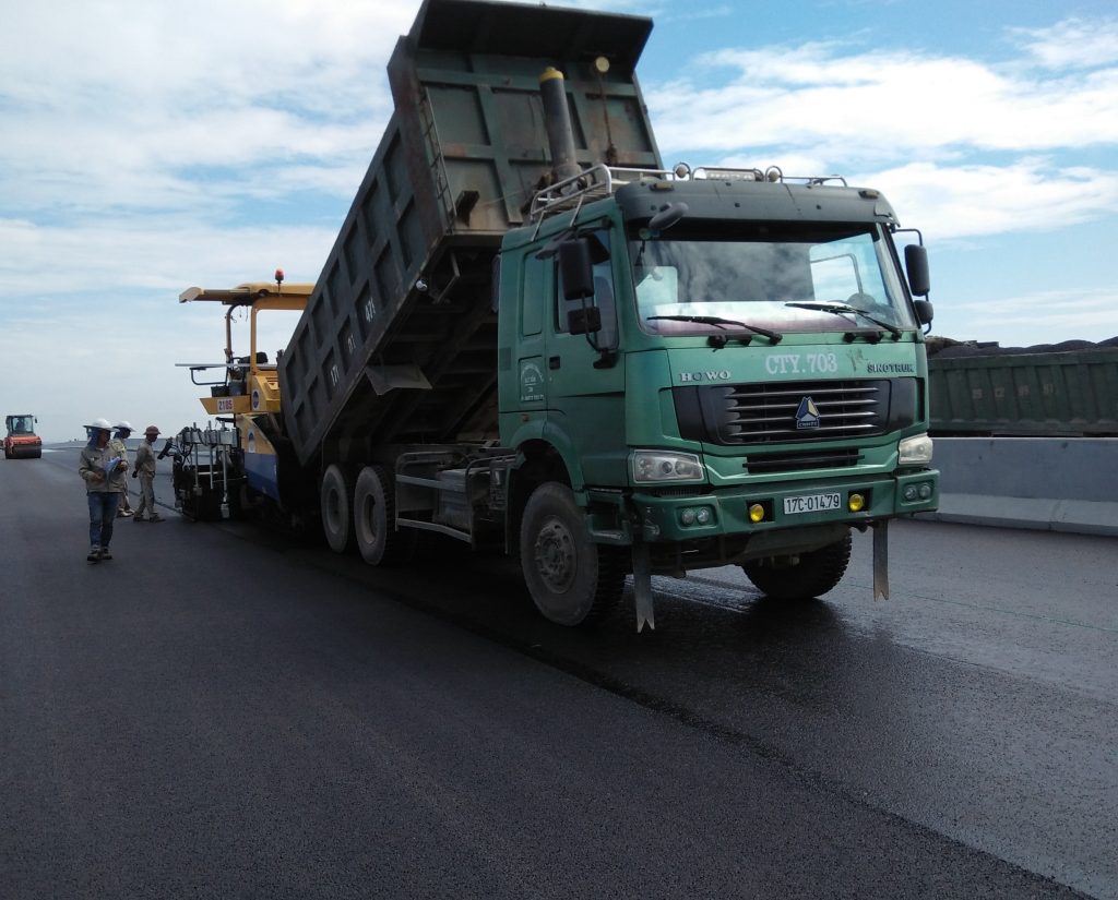 Thi công đại trà lớp BTN tạo nhám Cầu Kỳ Lam - Gói 3A (23/7/2016)