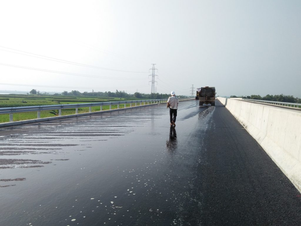 Tưới kiểm tra sau khi rải - Gói 2